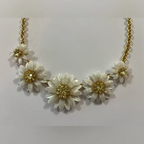Talbots White Flower Statement Necklace NWT - Picture 4 of 6